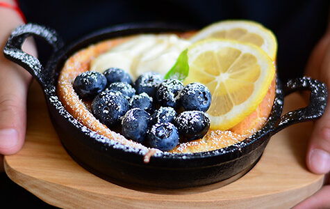 Mini,Dutch,Baby,Pancakes,With,Fresh,Blueberries,And,Mascarpone,Cream